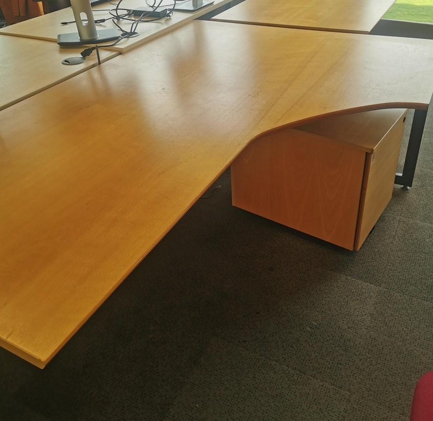 Curved desk 1800w 