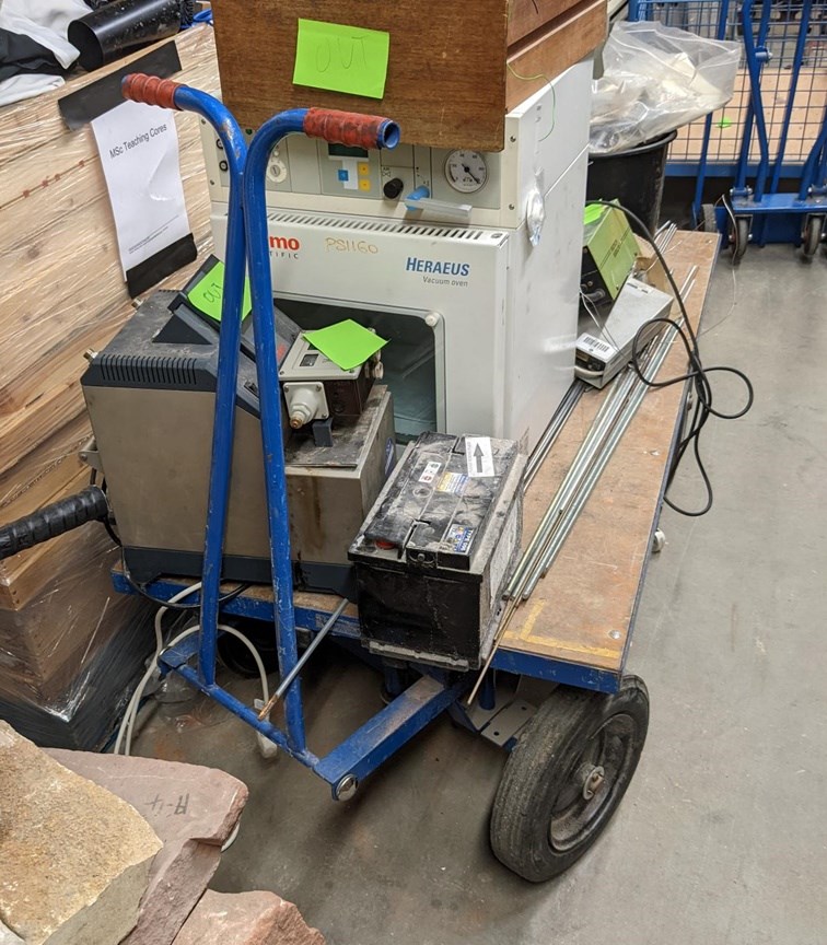 Platform trolley with front axle turning point. 