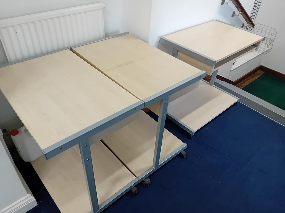 Computer desk on wheels 