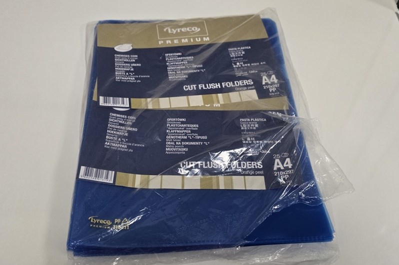 1x pack of cut flush folders