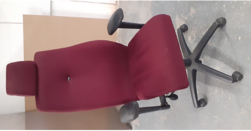 Managers chair with headrest