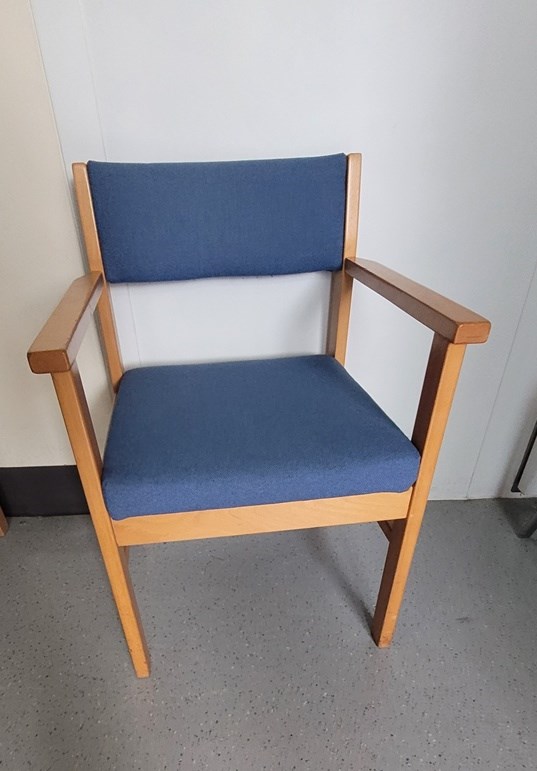 Light blue/wood visitors chair
