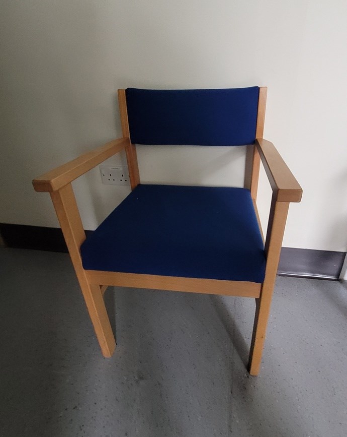 Dark blue/wood visitors chair