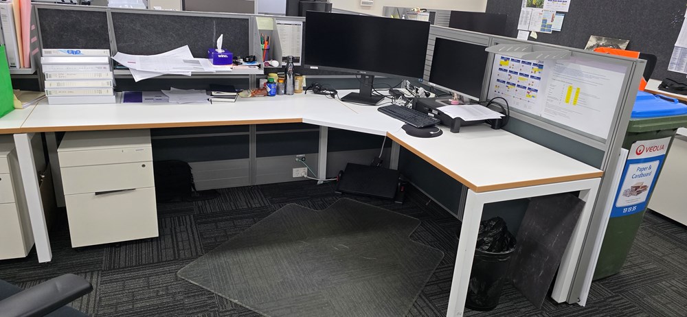 Office Desk - Corner (1800*2100)