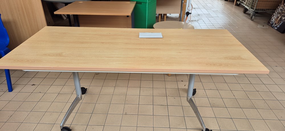 Large table on castors