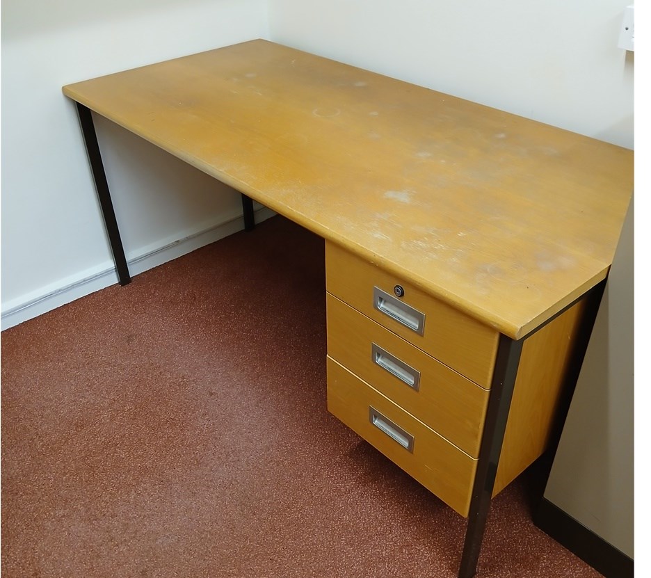 Desk with 3 drawers (ref line 31)