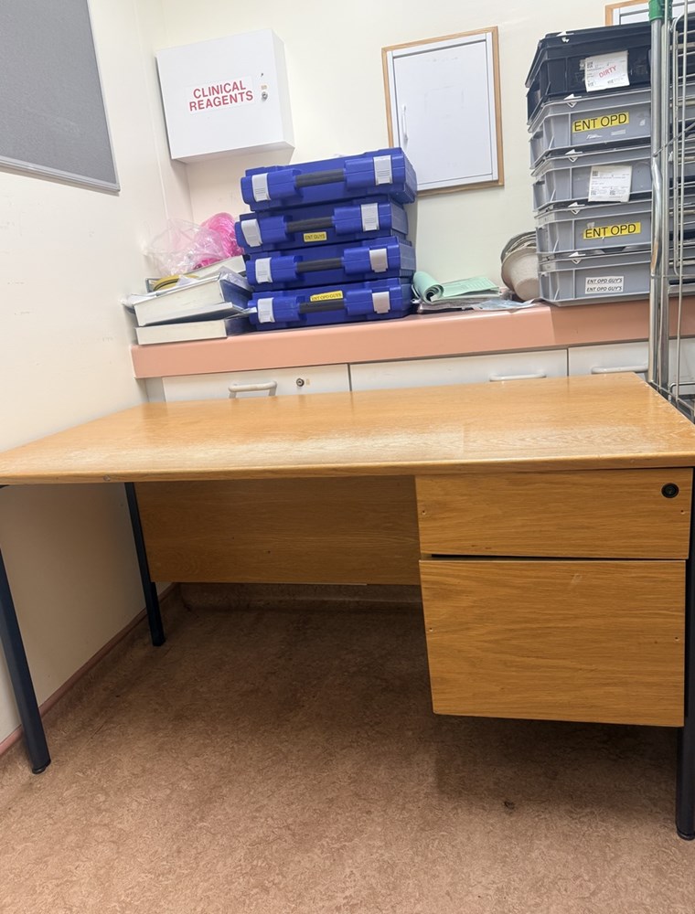 Large outpatient clinic desk with 2 drawers