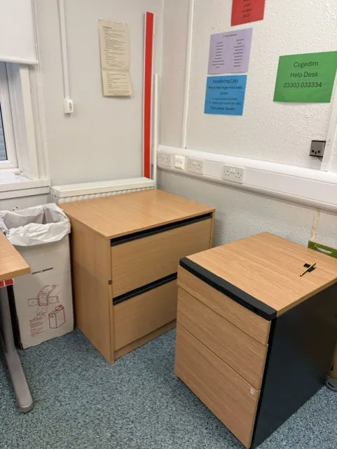 Chairs, filing cabinet, table