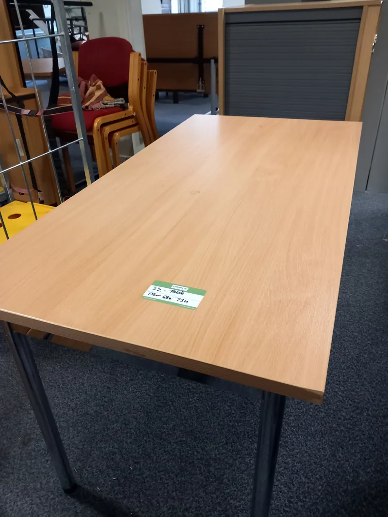 (3Z) table135w x 68d x 73h