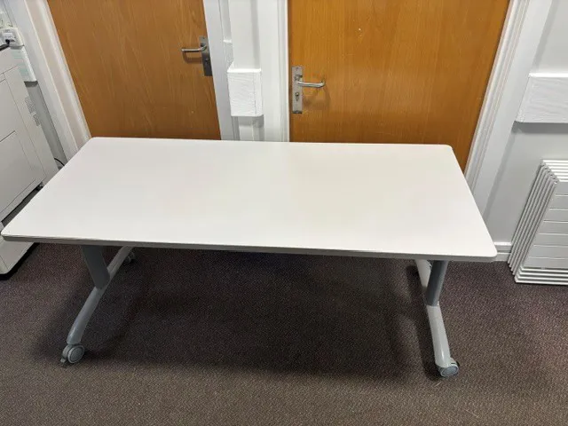 Folding table