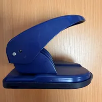 Hole punch