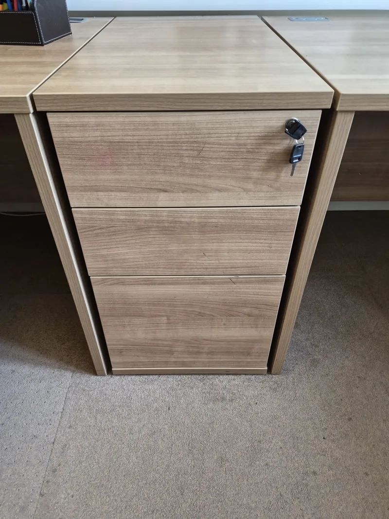 Curved desk with a light oak finish with two matching 3-drawer lockable pedestals
